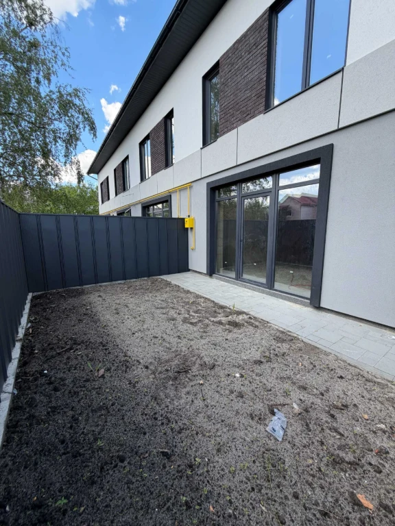 Corner townhouse in Irpin, with gas and convenient access to Kyiv