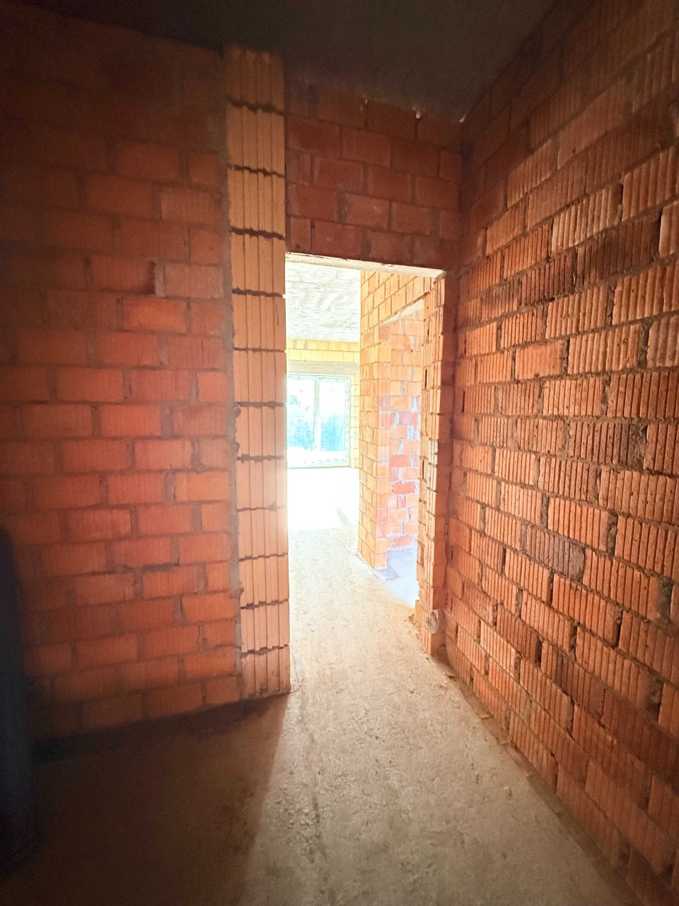 Townhouse Near Park for Sale. Gas, Heated Floor, Plaster