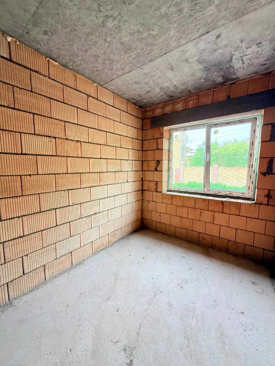 Townhouse Near Park for Sale. Gas, Heated Floor, Plaster