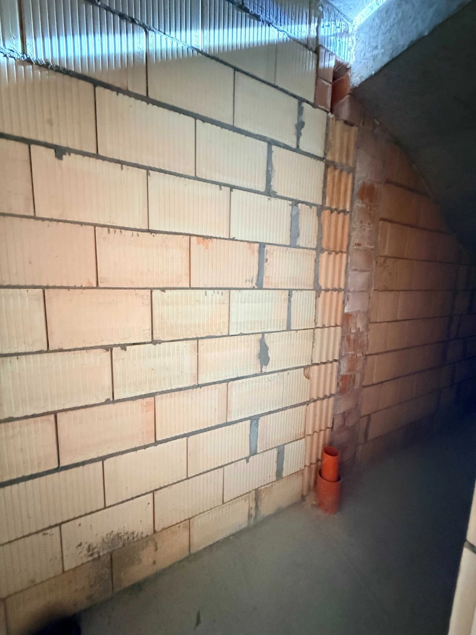 Townhouse Near Park for Sale. Gas, Heated Floor, Plaster