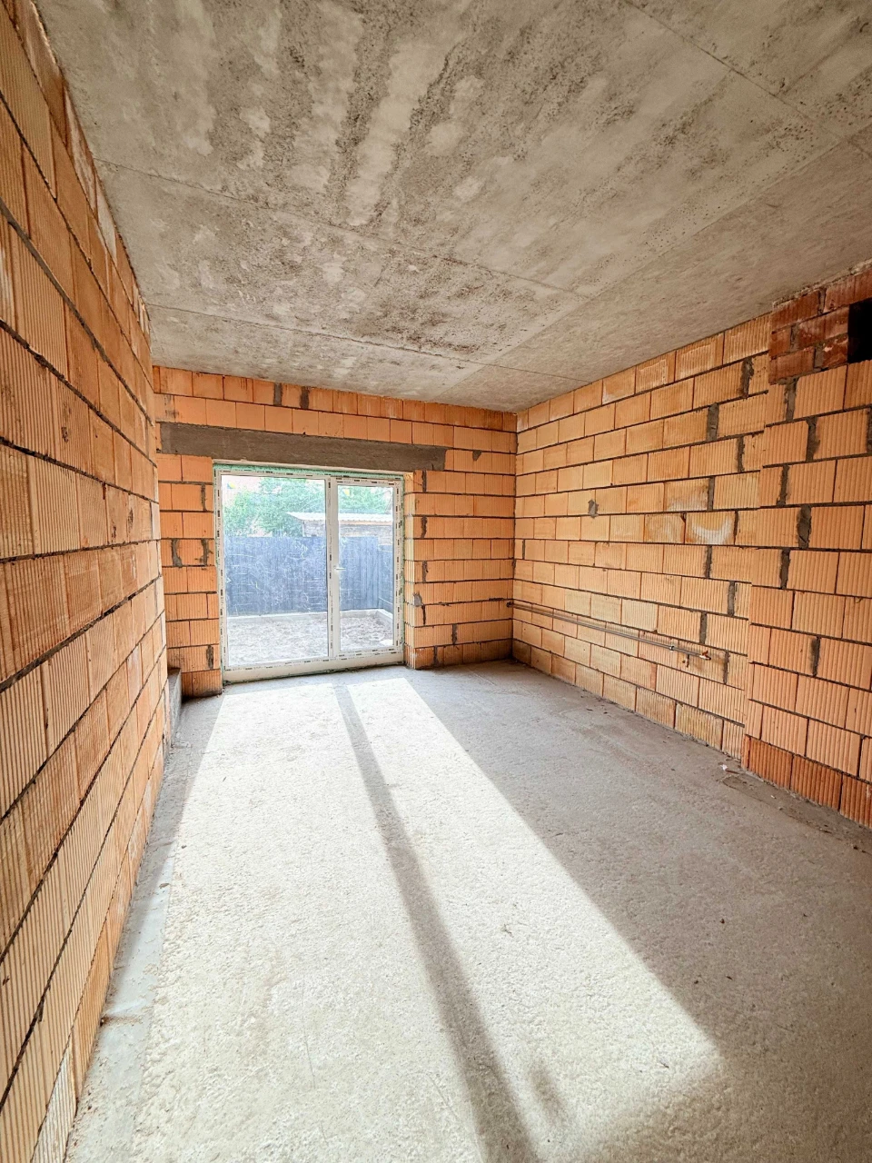 Townhouse Near Park for Sale. Gas, Heated Floor, Plaster