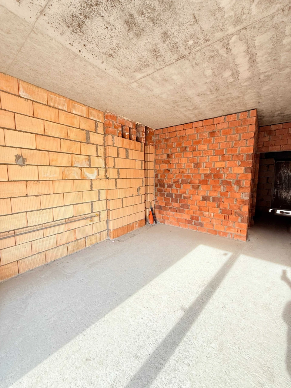 Townhouse Near Park for Sale. Gas, Heated Floor, Plaster