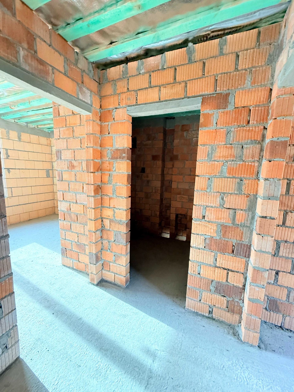 Townhouse Near Park for Sale. Gas, Heated Floor, Plaster