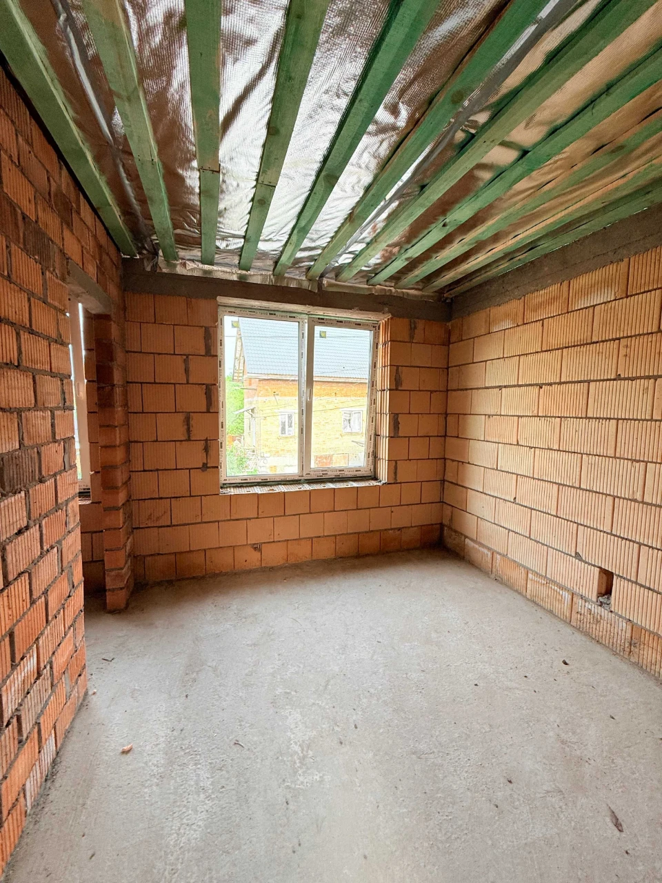 Townhouse Near Park for Sale. Gas, Heated Floor, Plaster