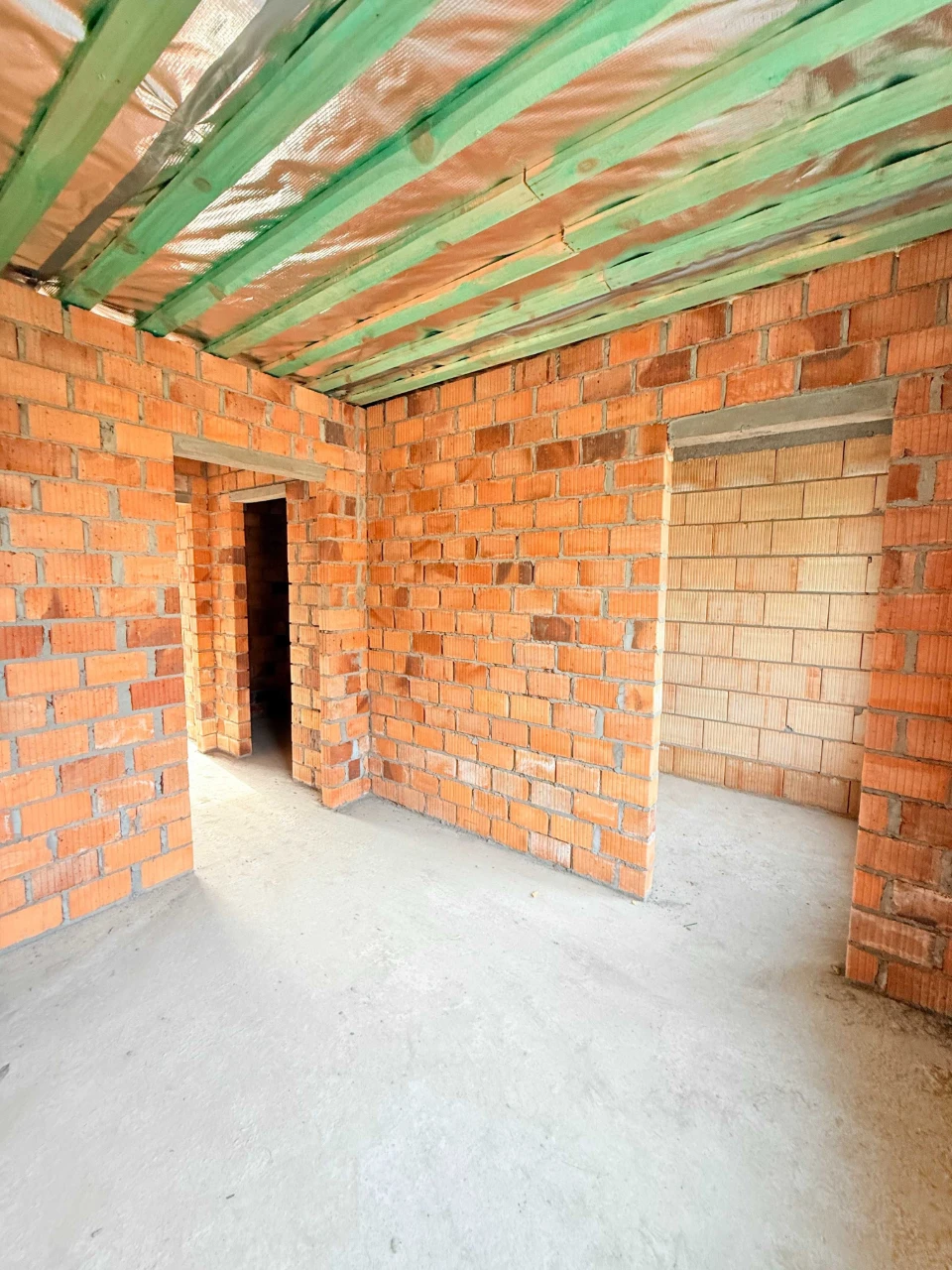 Townhouse Near Park for Sale. Gas, Heated Floor, Plaster
