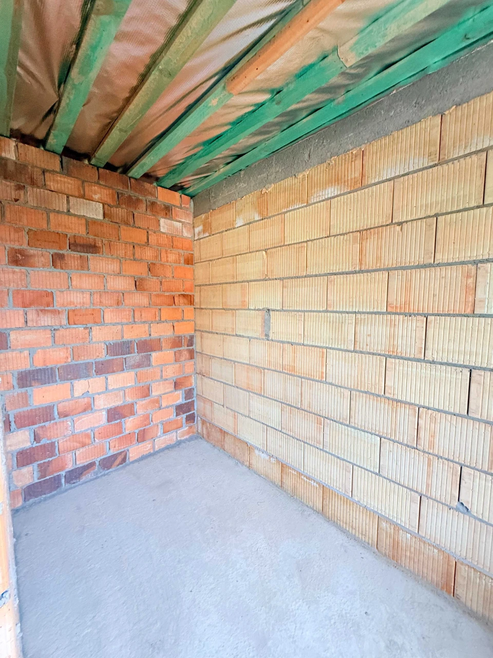 Townhouse Near Park for Sale. Gas, Heated Floor, Plaster