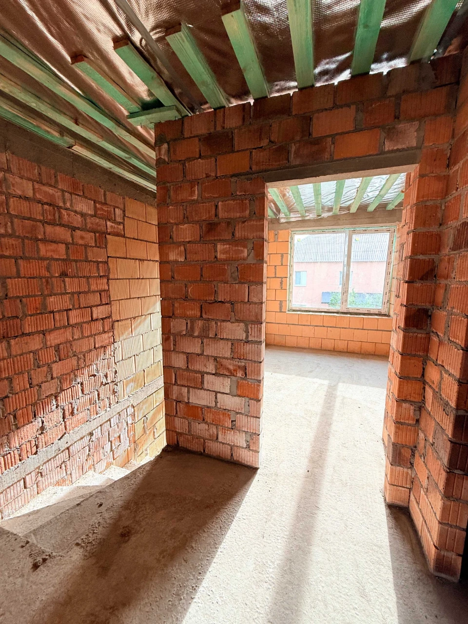 Townhouse Near Park for Sale. Gas, Heated Floor, Plaster
