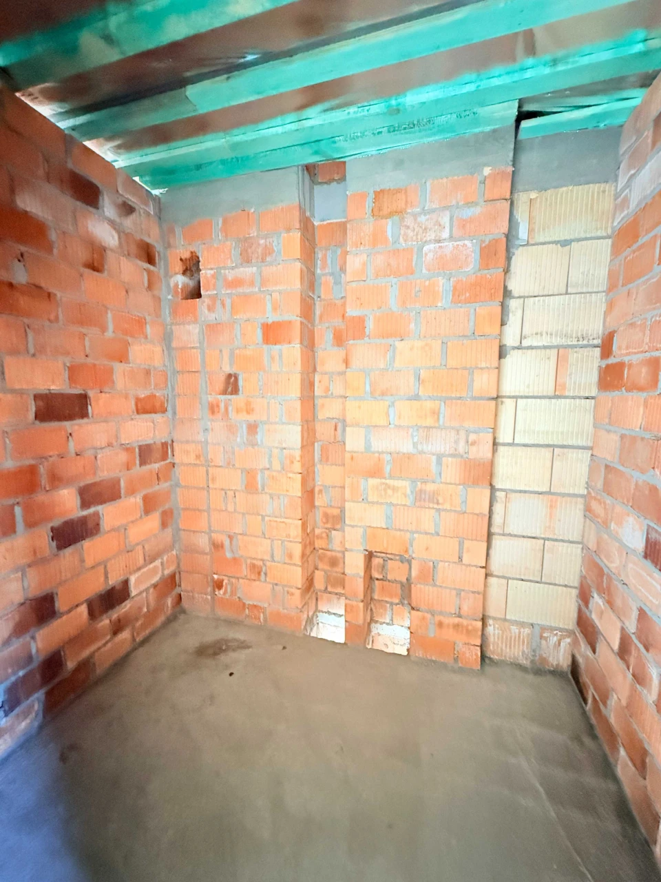 Townhouse Near Park for Sale. Gas, Heated Floor, Plaster