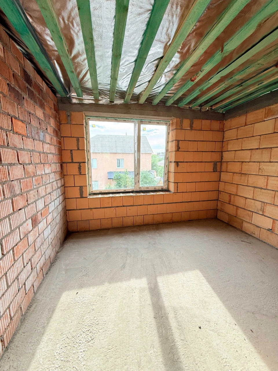Townhouse Near Park for Sale. Gas, Heated Floor, Plaster