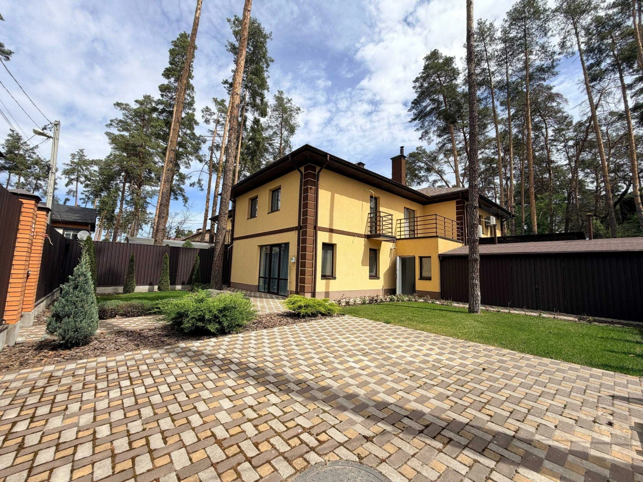 Продається Квадробудинок з ремонтом, ділянка 2.5 сотки, серед