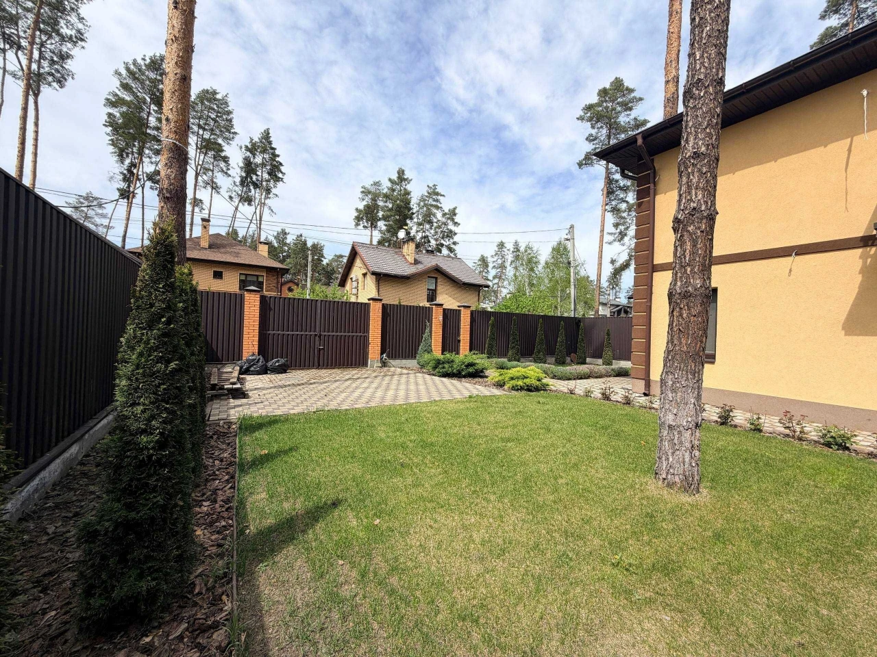 Продається Квадробудинок з ремонтом, ділянка 2.5 сотки, серед