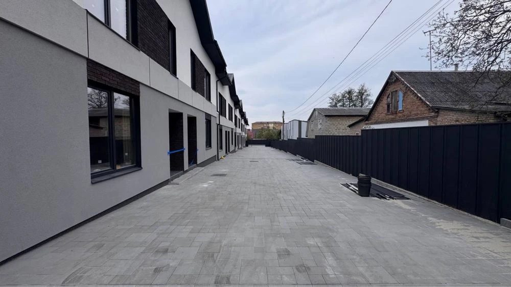 Sale of a side Townhouse, Citizen's Street