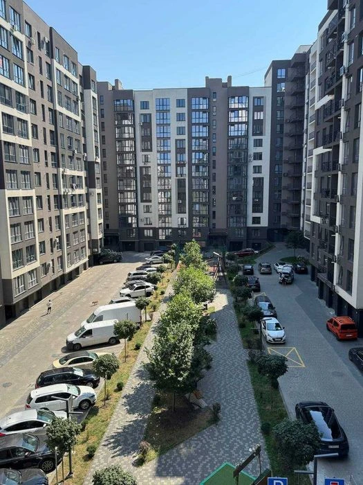Простора квартира з класним плануванням (Паркова алея)