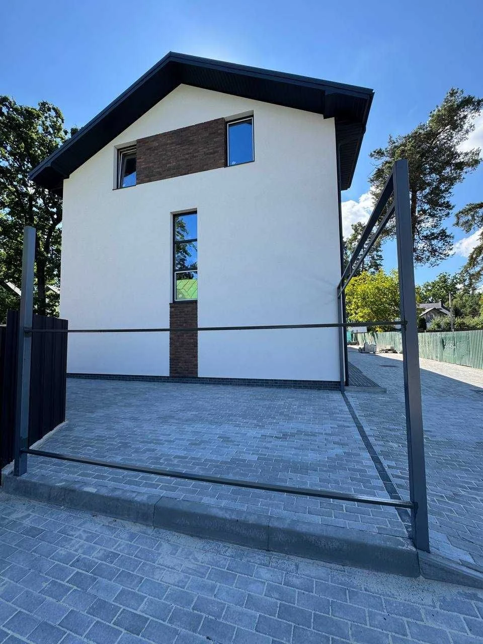 Боковой таунхаус 125 м² рядом с парком! Место для 2 автомобилей
