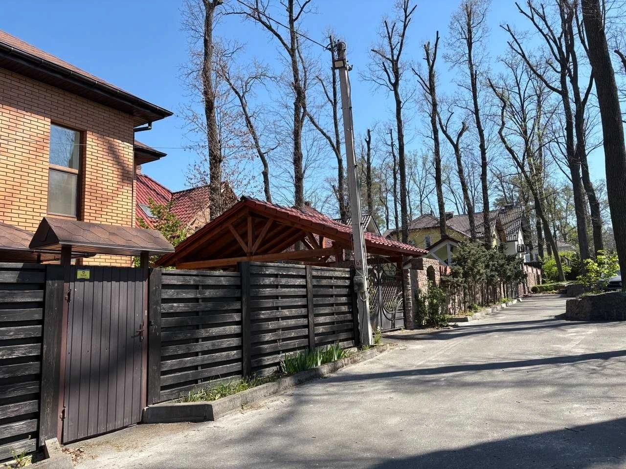 Продаж двоповерхого будинку, збудованого для себе