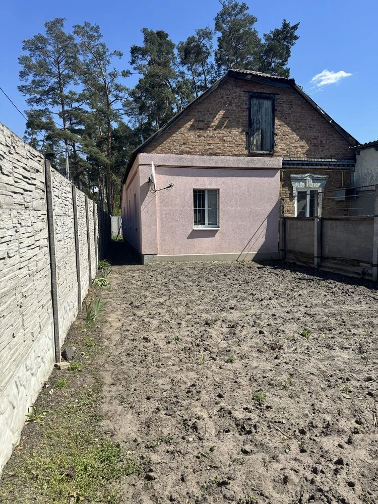 Продам пів будинку  з ділянкою 4 сотки в Ірпені