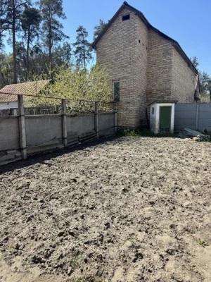 Продам пів будинку  з ділянкою 4 сотки в Ірпені
