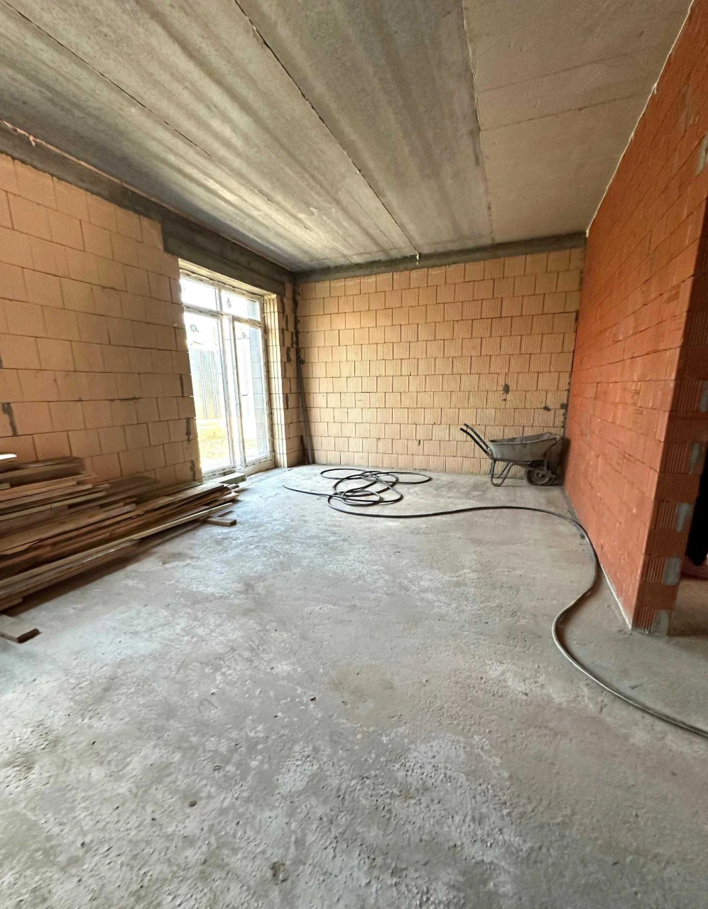 DUPLEX WITH ATTIC AND PRIVATE COURTYARD, 100 SQM IN IRPINI.