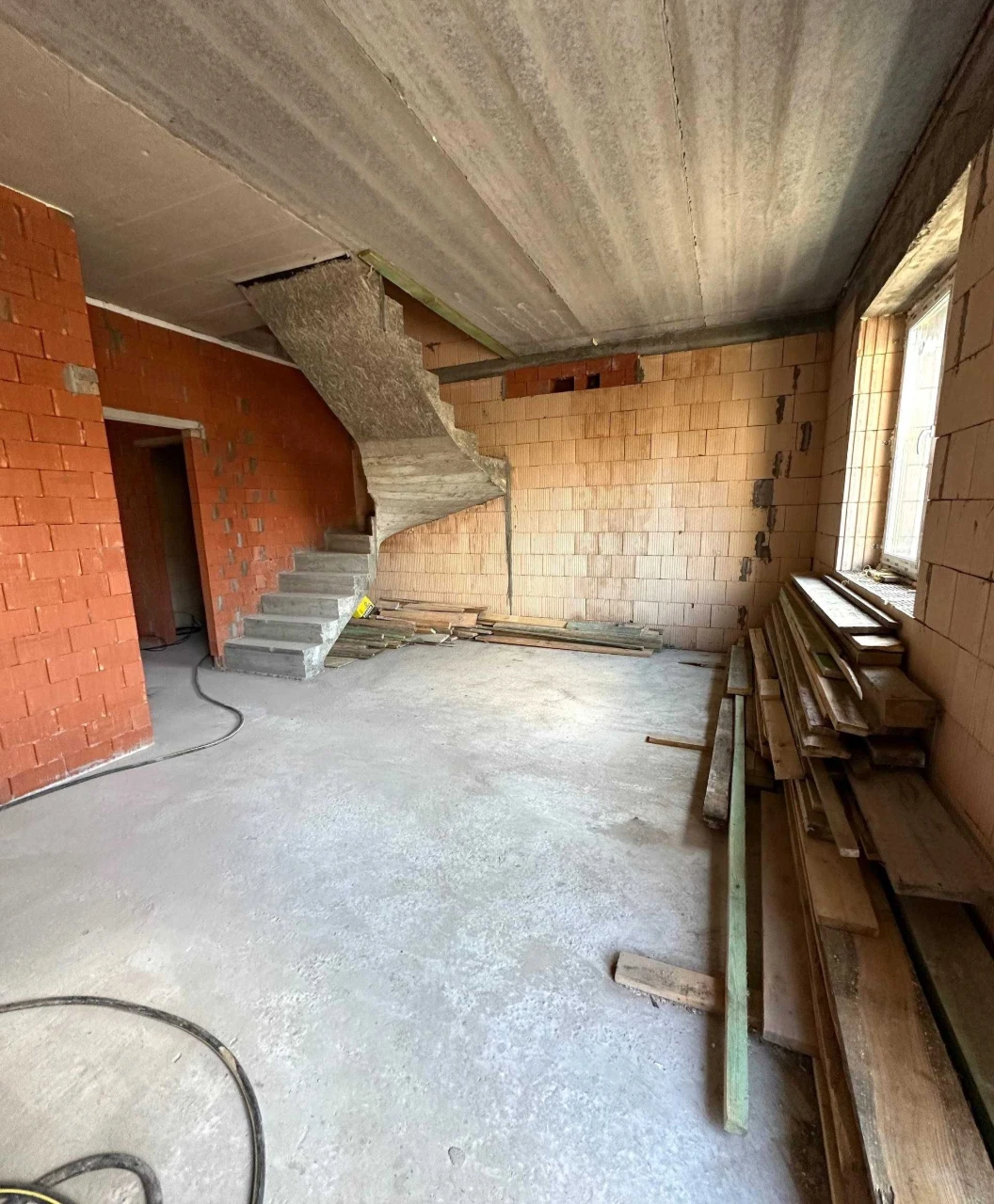 DUPLEX WITH ATTIC AND PRIVATE COURTYARD, 100 SQM IN IRPINI.