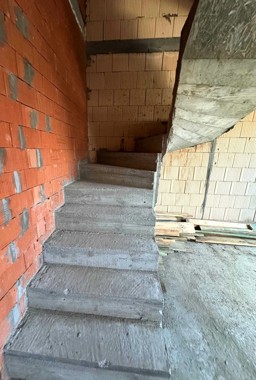 DUPLEX WITH ATTIC AND PRIVATE COURTYARD, 100 SQM IN IRPINI.