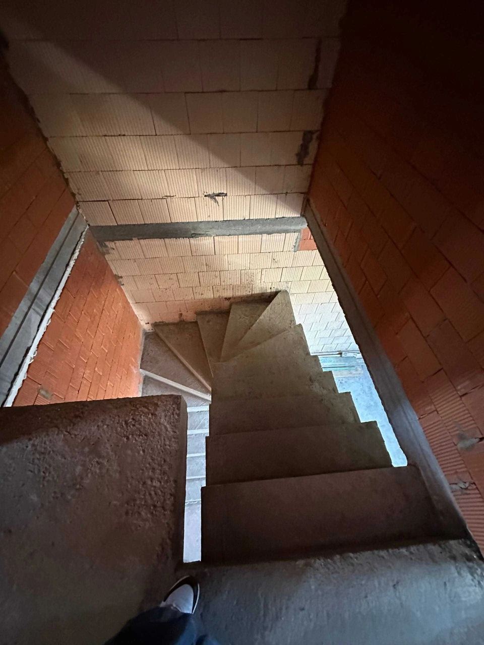 DUPLEX WITH ATTIC AND PRIVATE COURTYARD, 100 SQM IN IRPINI.