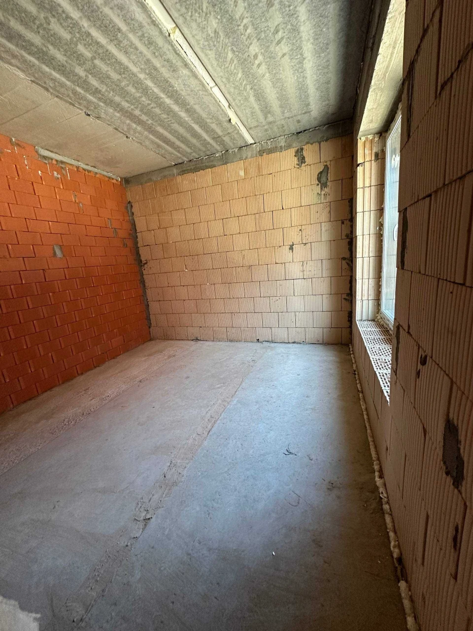 DUPLEX WITH ATTIC AND PRIVATE COURTYARD, 100 SQM IN IRPINI.