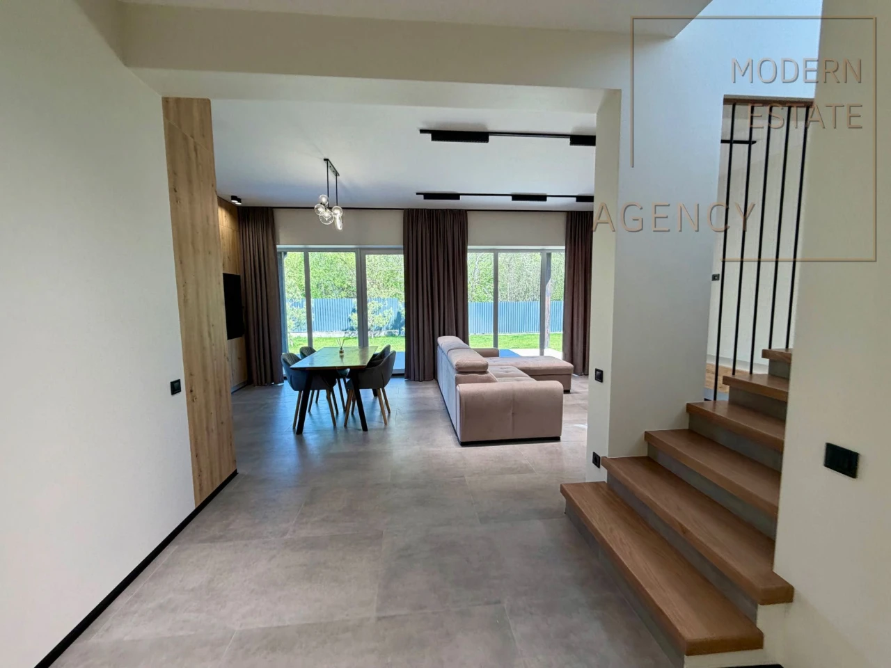 Окрема будівля з ремонтом Стоянка| 188 м²| тераса| ділянка 6