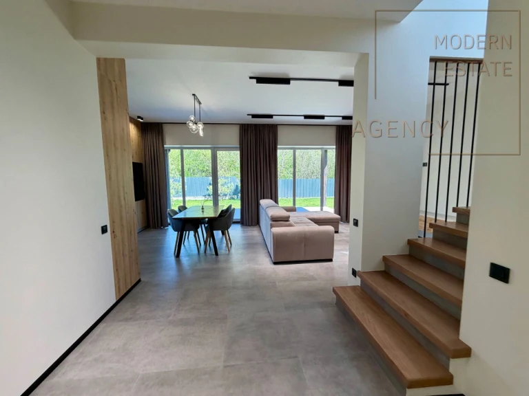 Окрема будівля з ремонтом Стоянка| 188 м²| тераса| ділянка 6