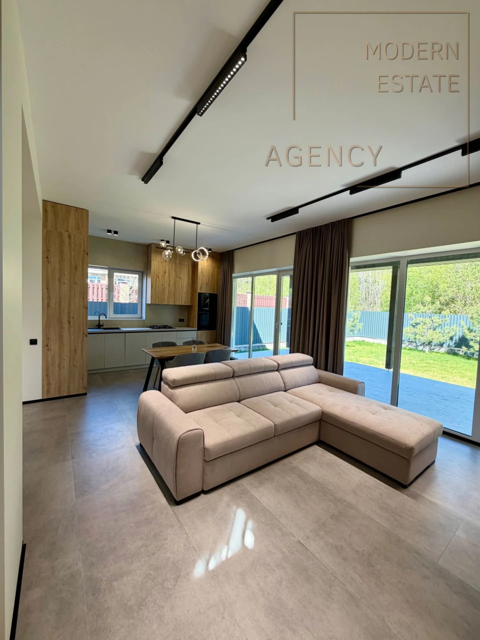 Окрема будівля з ремонтом Стоянка| 188 м²| тераса| ділянка 6