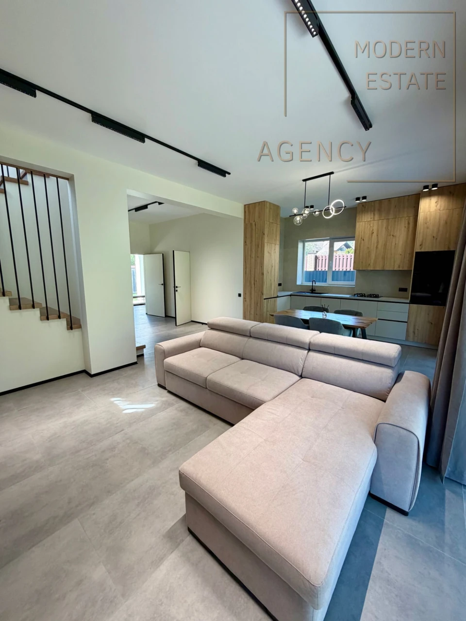 Окрема будівля з ремонтом Стоянка| 188 м²| тераса| ділянка 6