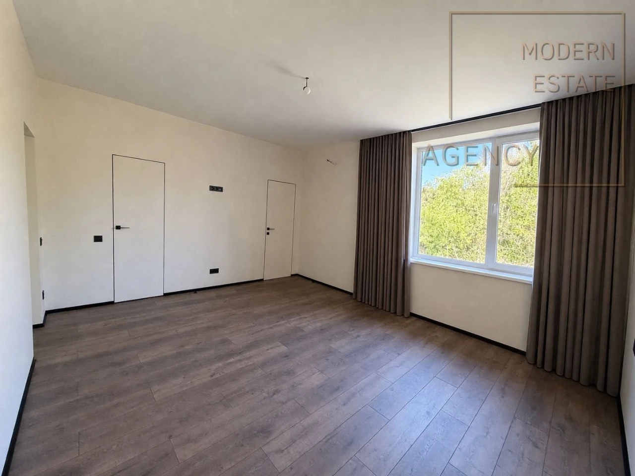 Окрема будівля з ремонтом Стоянка| 188 м²| тераса| ділянка 6