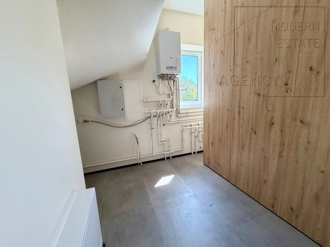 Окрема будівля з ремонтом Стоянка| 188 м²| тераса| ділянка 6
