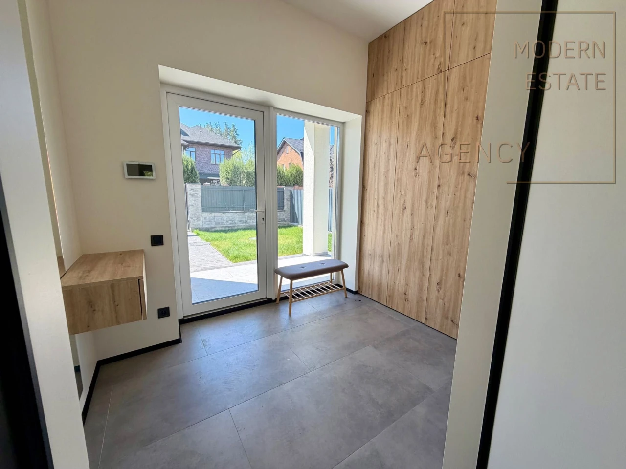Окрема будівля з ремонтом Стоянка| 188 м²| тераса| ділянка 6