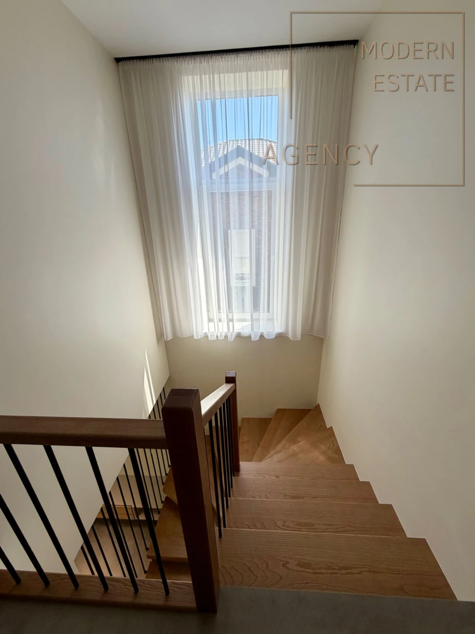 Окрема будівля з ремонтом Стоянка| 188 м²| тераса| ділянка 6