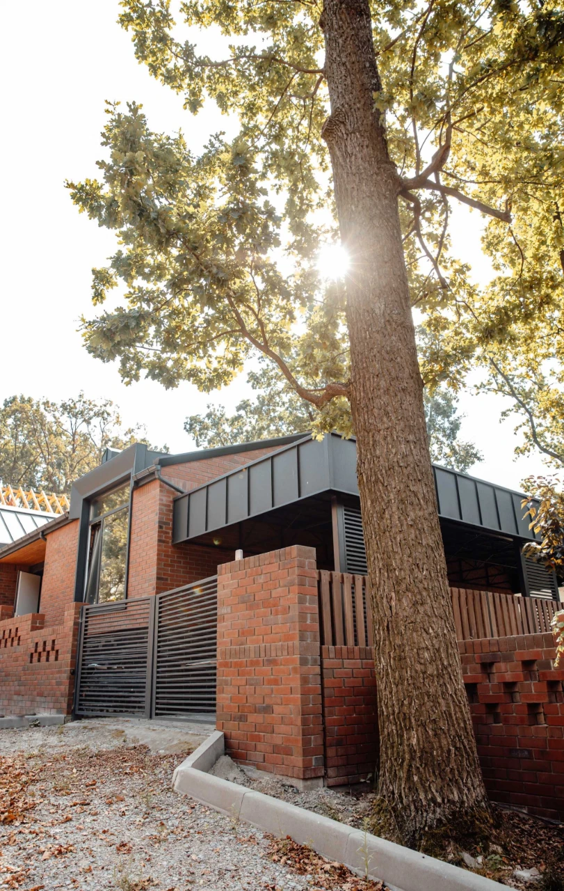 Стильный одноэтажный дом 130 м² в окружении таких же