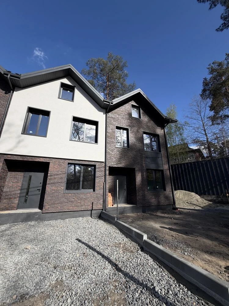Ready townhouse with front yard and central utilities