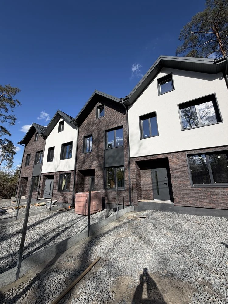 Ready townhouse with front yard and central utilities