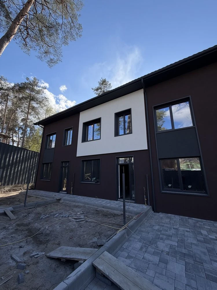 Ready townhouse with front yard and central utilities