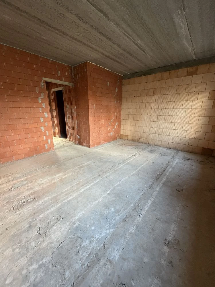 Ready townhouse with front yard and central utilities