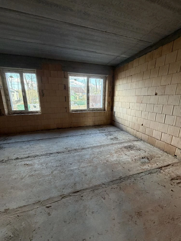Ready townhouse with front yard and central utilities