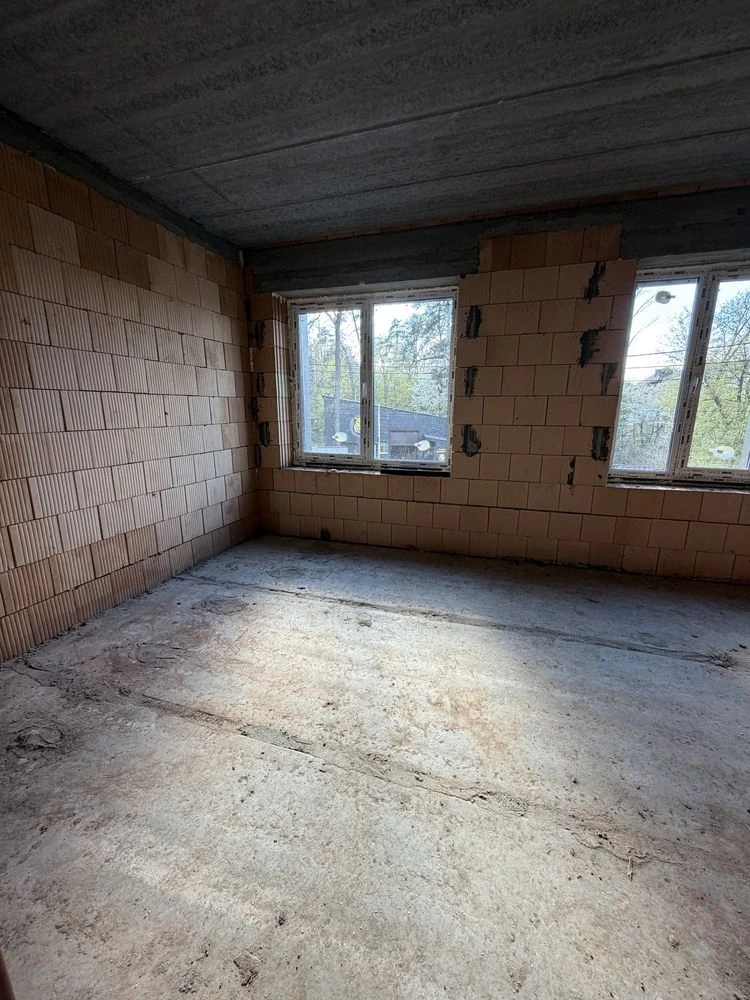Ready townhouse with front yard and central utilities