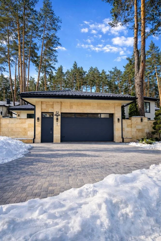 Продаж будинку з травертину з ремонтом 10 соток