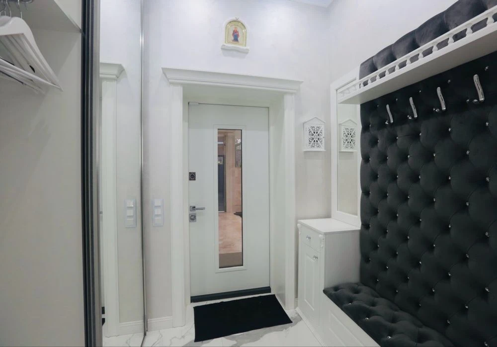 Продаж будинку з травертину з ремонтом 10 соток