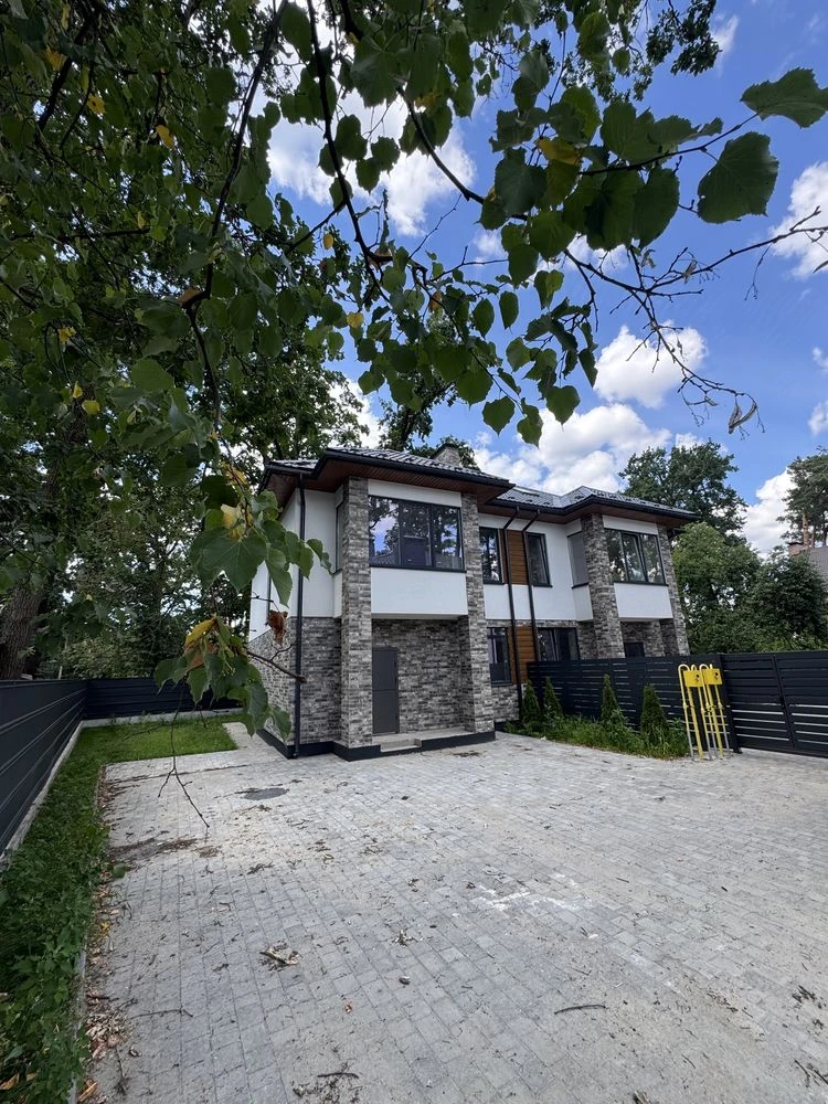 Будинок з газом. 3 поверхи Ділянка 2.2 сотки біля парку