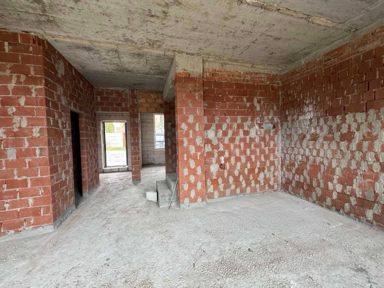 Таунхаус двоповерховий ЧОТИРИ окремі кімнати.