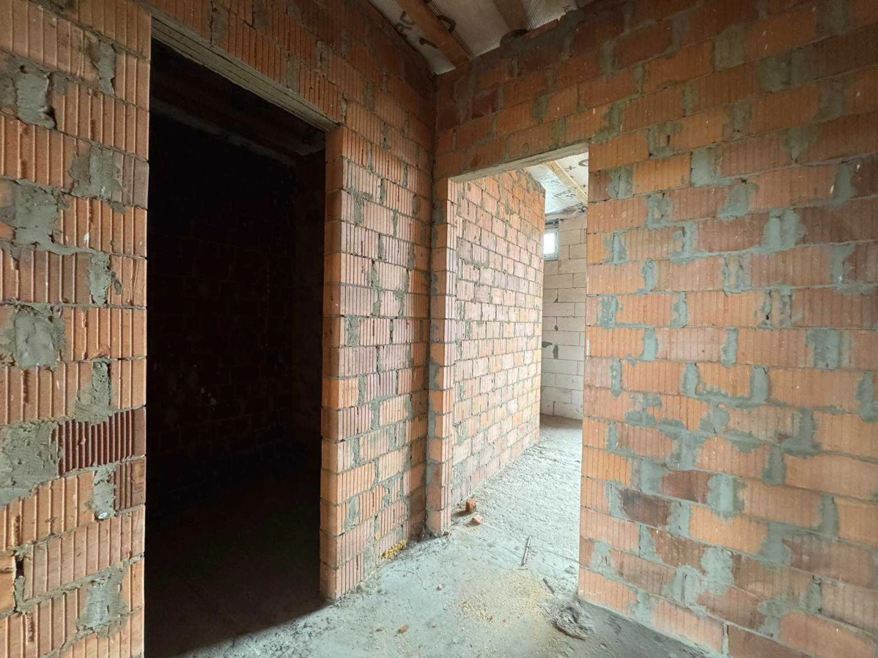 Таунхаус двоповерховий ЧОТИРИ окремі кімнати.