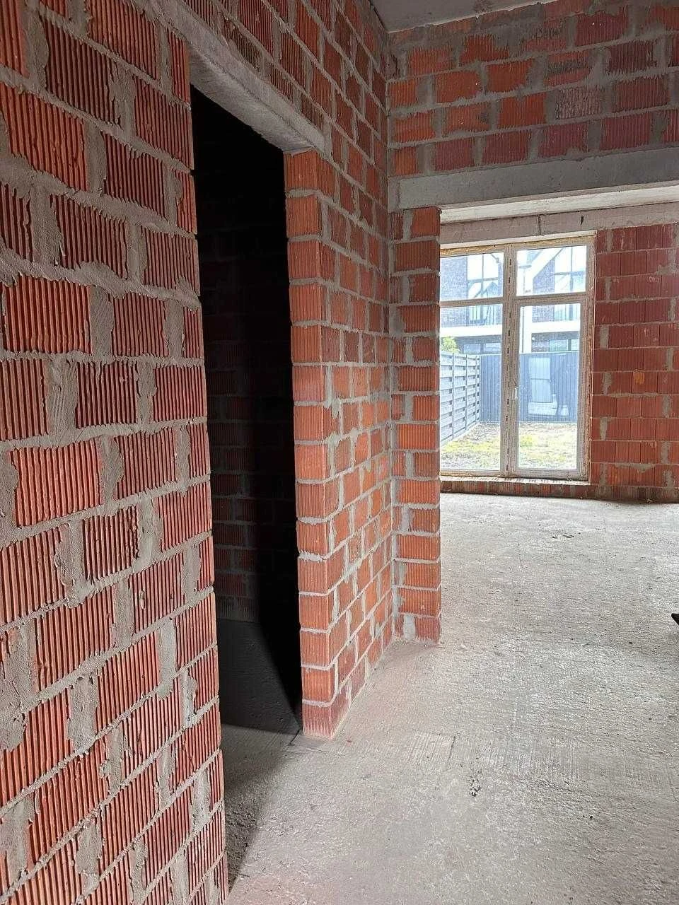 Кутовий таунхаус закритого типу, 3 сотки. Газ. Без комісії.