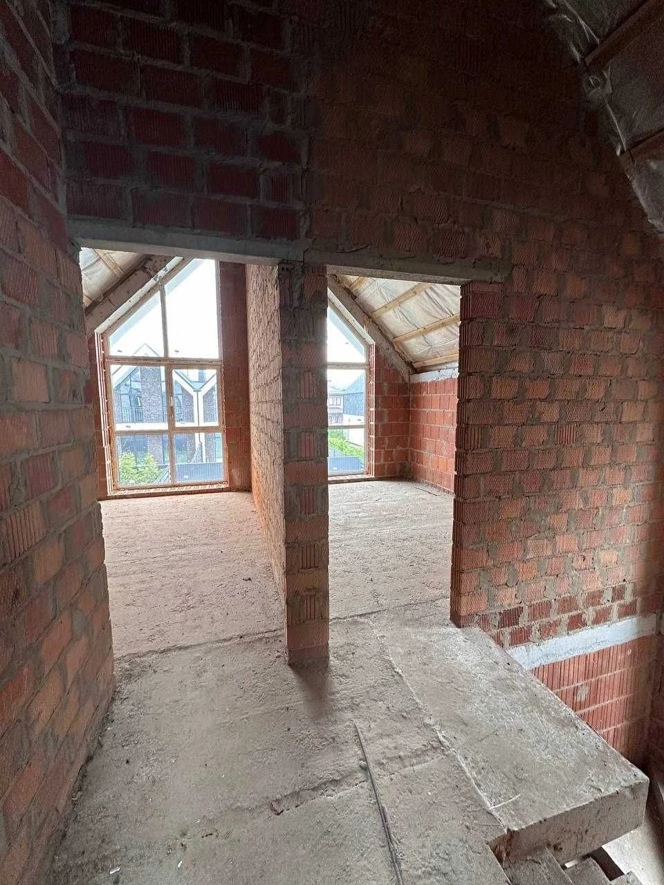 Кутовий таунхаус закритого типу, 3 сотки. Газ. Без комісії.