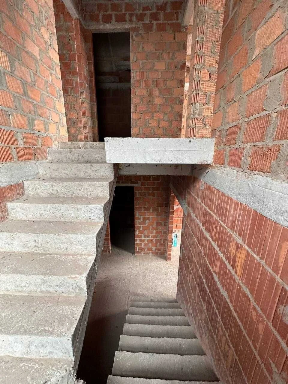 Кутовий таунхаус закритого типу, 3 сотки. Газ. Без комісії.