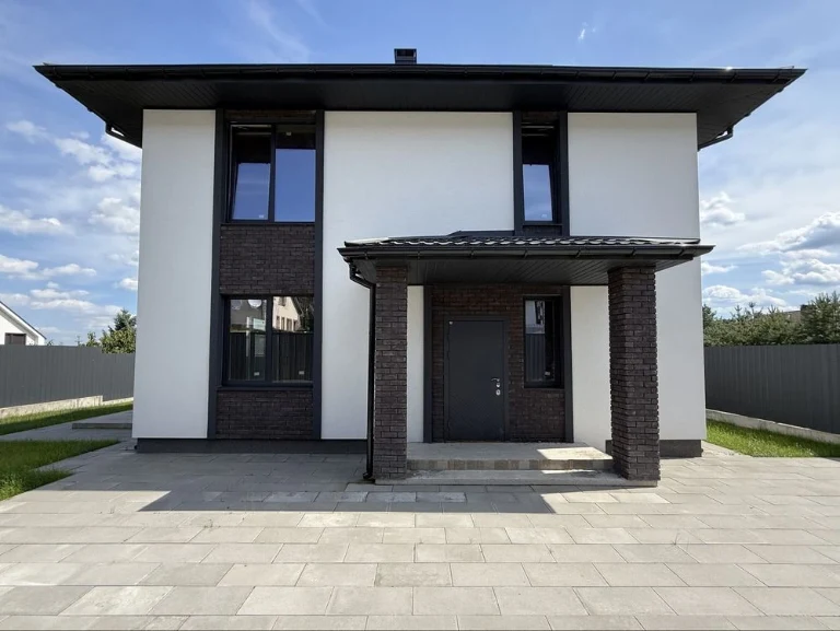 Продаж окремого будинку 130 м² + мансарда, 6 соток, Стоянка
